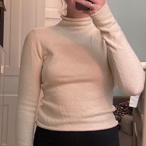 Aritzia lightweight cream turtleneck, tags still on
